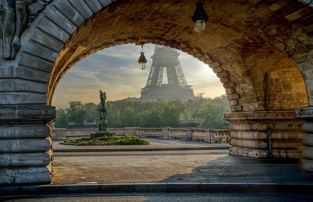 Vue de la Tour Eiffel depuis le dessous d'un pont parisien